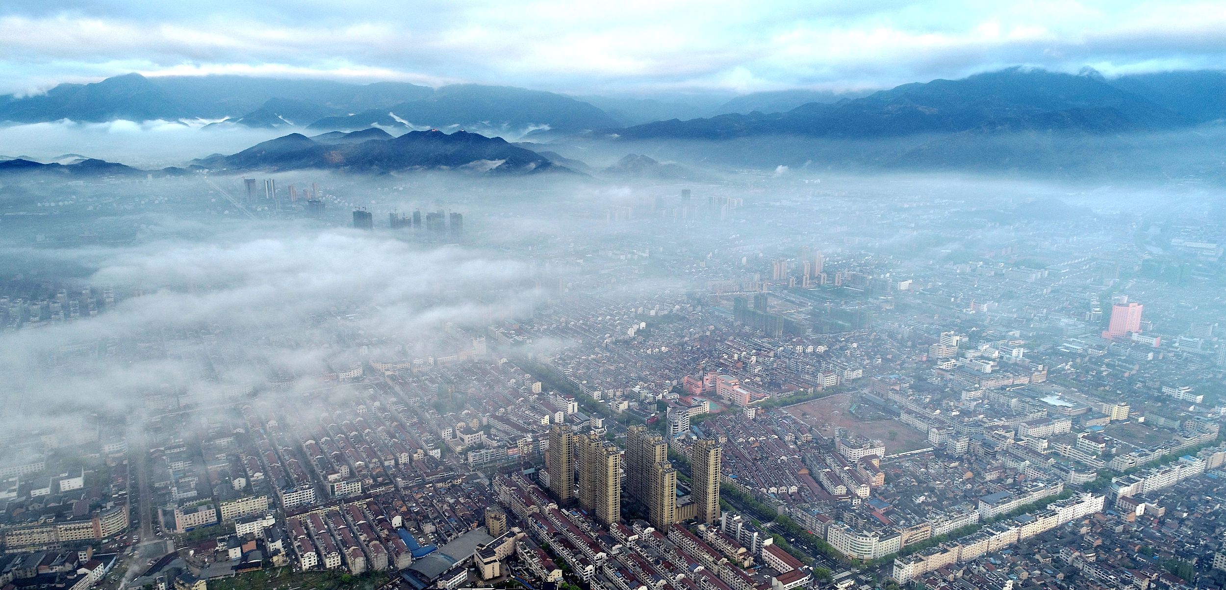 浙江臺(tái)州:輕紗薄霧城市宛如仙境